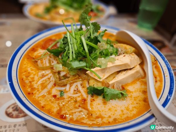 沙田紅茶冰室嘅冬陰功海南雞湯粉真係好好味，冬陰功湯底真係好正...