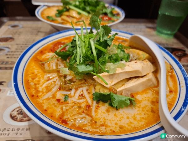 沙田紅茶冰室嘅冬陰功海南雞湯粉真係好好味，冬陰功湯底真係好正...