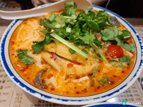 沙田紅茶冰室嘅冬陰功海南雞湯粉真係好好味，冬陰功湯底真係好正...