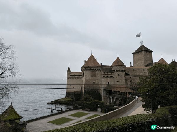 第一張係中國杭州，一個私人坐船遊覽湖景，第二張係日本大阪京都...