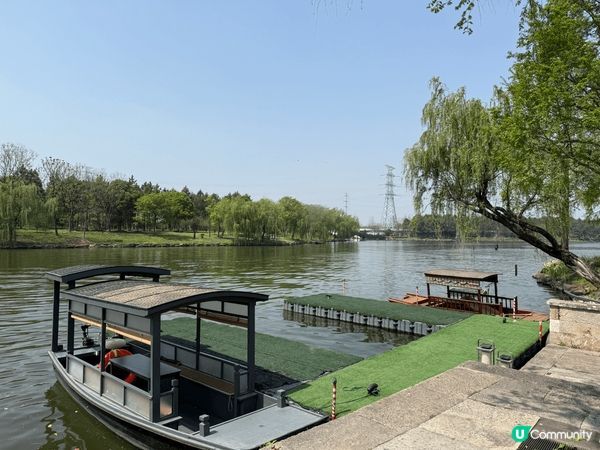 第一張係中國杭州，一個私人坐船遊覽湖景，第二張係日本大阪京都...