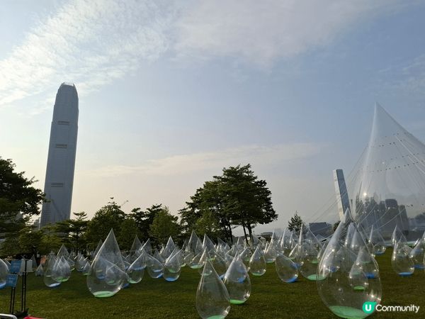 添馬公園水滴藝術，展覽地方雖然不算大，但是不倒翁水滴好吸引呀...