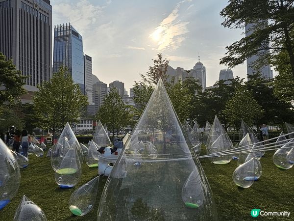添馬公園水滴藝術，展覽地方雖然不算大，但是不倒翁水滴好吸引呀...