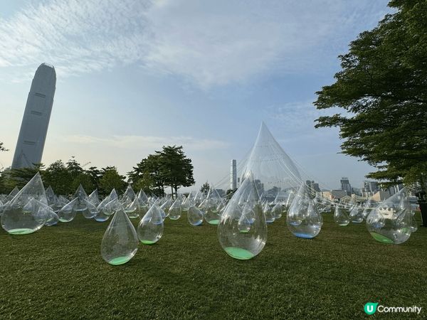 添馬公園水滴藝術，展覽地方雖然不算大，但是不倒翁水滴好吸引呀...