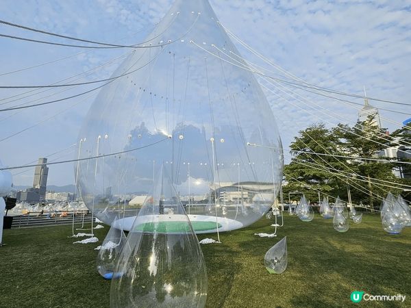 添馬公園水滴藝術，展覽地方雖然不算大，但是不倒翁水滴好吸引呀...