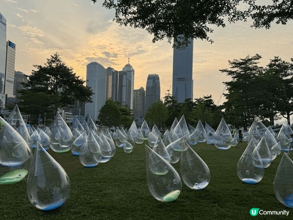 添馬公園水滴藝術，展覽地方雖然不算大，但是不倒翁水滴好吸引呀...