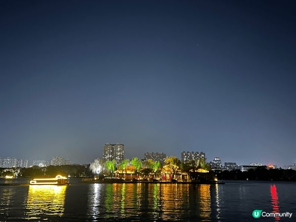 去濟南遊玩，相信大家都會去著名景點大明湖一趟。當日食完晚餐先...