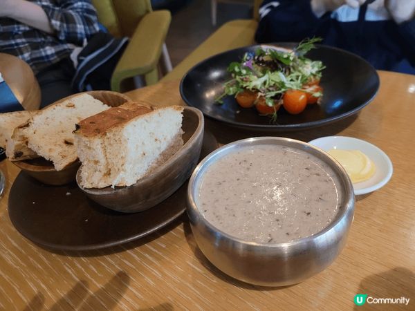 慶祝朋友生日，因為有折扣，去了康得思酒店食午餐，3道菜，前菜...