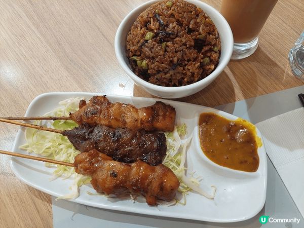這個泰式辣飯，串燒雞肉／牛肉， 冬瓜湯。
