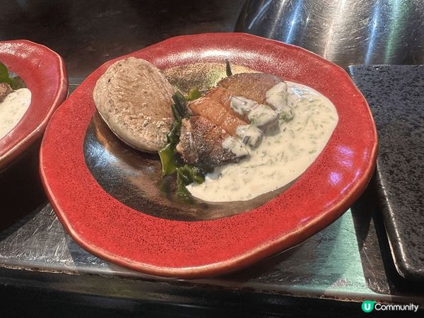 龍蝦鮑魚鐵板燒，非常新鮮，是活的，配上忌廉汁，更突出鮑魚的鮮...