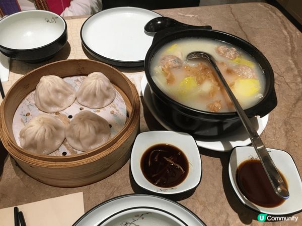 上海婆婆餐廳美食多樣，2月份時還有當造的蟹粉扒豆苗，惹味可口...