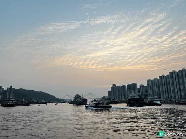 荃灣海傍，每日日落都好靚，有好多攝影發燒友會揀係西鐵站同海之...
