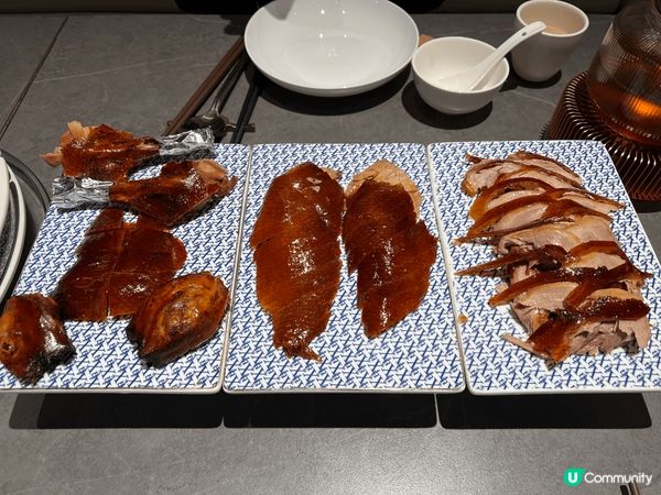 這組圖片展示了北京烤鴨的美食場景，係來自一家名為「義和雅苑」...