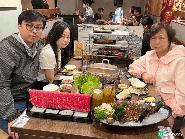 台北西門店的問鼎皇上吉祥火鍋以「宮廷盛宴」為靈感，將傳統火鍋...