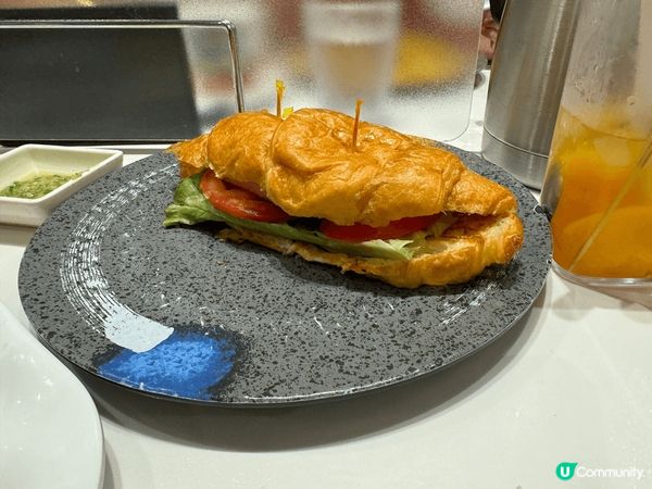 我喺一間餐廳影咗呢張相，三文治好新鮮！仲有碗鮑魚撈麵，味道濃...