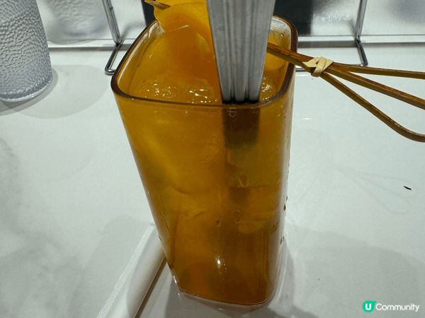 我喺一間餐廳影咗呢張相，三文治好新鮮！仲有碗鮑魚撈麵，味道濃...