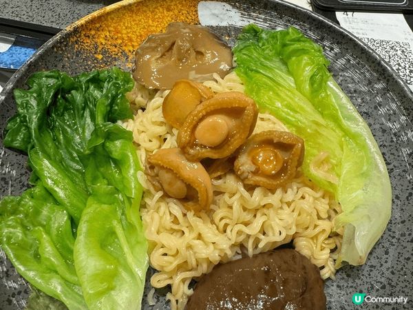 我喺一間餐廳影咗呢張相，三文治好新鮮！仲有碗鮑魚撈麵，味道濃...