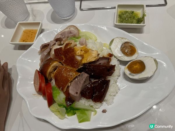 太興嘅五寶飯係港式美食嘅經典之選！一碗飯有齊燒鴨、燒肉、切雞...