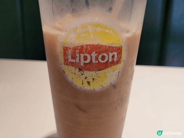 港式美食早餐，嫩滑的炒蛋配搭腸仔和多士，經典的沙嗲牛肉米線，...