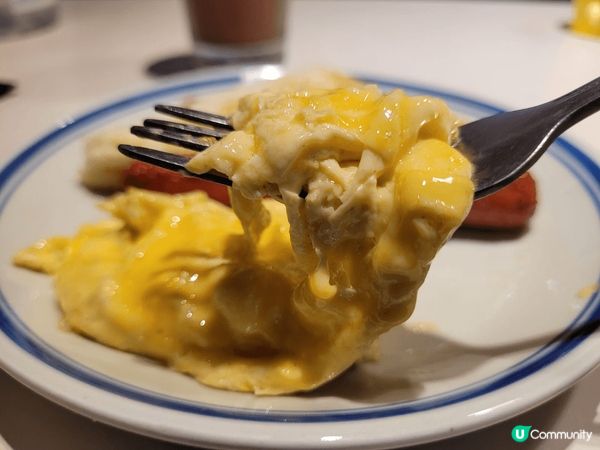 港式美食早餐，嫩滑的炒蛋配搭腸仔和多士，經典的沙嗲牛肉米線，...