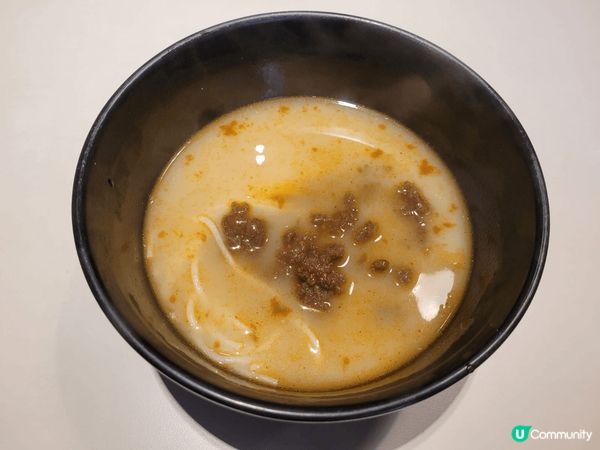 港式美食早餐，嫩滑的炒蛋配搭腸仔和多士，經典的沙嗲牛肉米線，...