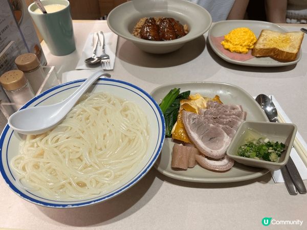 茶餐廳是香港特色之一！早前去到樂天冰室，係他們出名的燒味！叫...