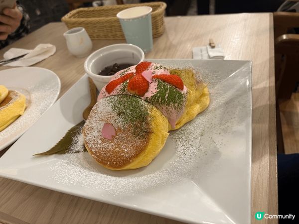 在大阪美國村的幸福班戟店內有期問限定的櫻花宇治抹茶口味，除了...