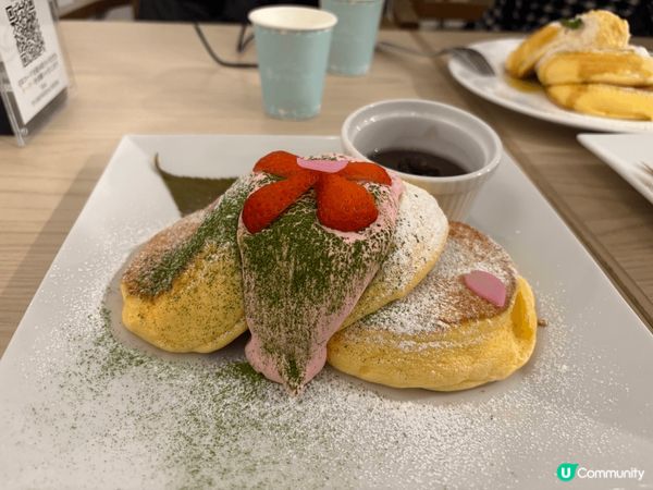 在大阪美國村的幸福班戟店內有期問限定的櫻花宇治抹茶口味，除了...