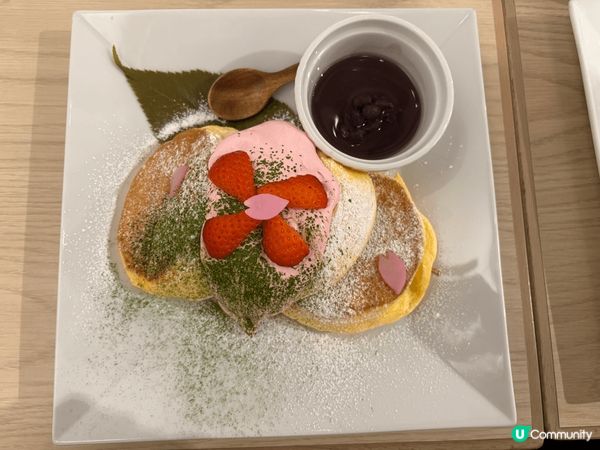 在大阪美國村的幸福班戟店內有期問限定的櫻花宇治抹茶口味，除了...