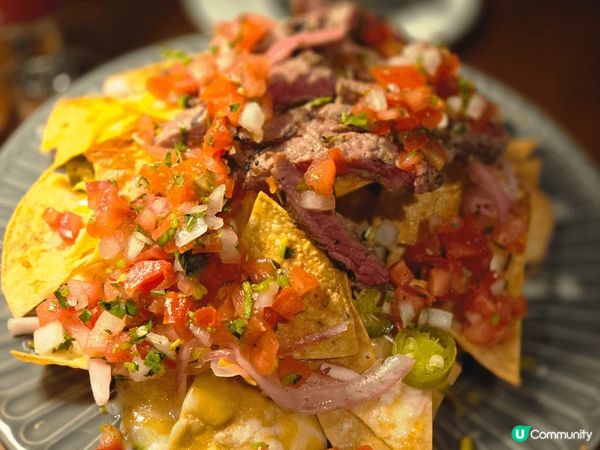 經過尖沙咀有間新開嘅酒吧餐廳，有Live Band,氣氛好好...