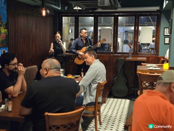 經過尖沙咀有間新開嘅酒吧餐廳，有Live Band,氣氛好好...