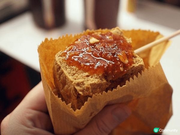 本身炸臭豆腐會散發出一股奇特氣味，但在炸食之下感到外層香酥鬆...