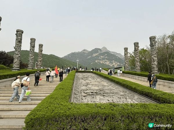 泰山係一個人山人海的地方，登到山上看到了壯麗的景色，實在太過...