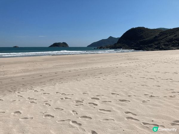 西貢沙灘，海清沙幼 ，赤腳站在沙灘上，感受著幼滑的沙粒，望著...