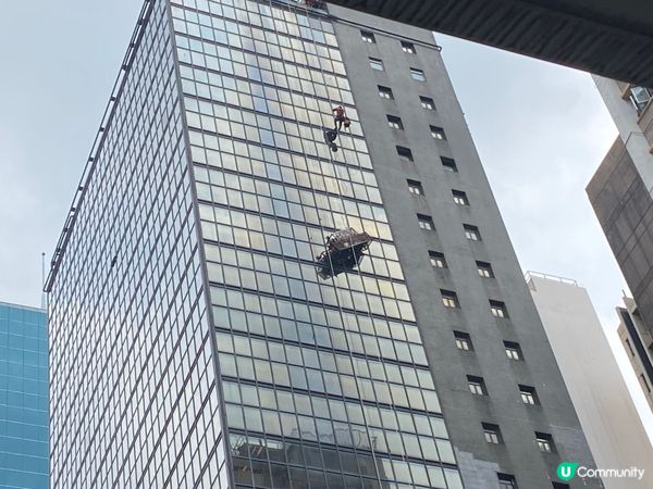 灣仔天橋驚險一幕😱 吊船危懸半空！😨