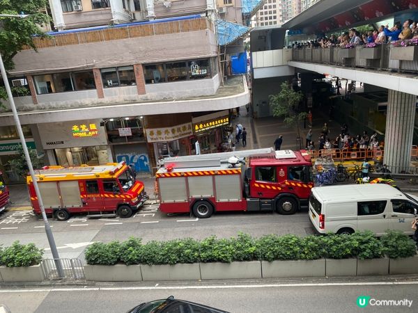 灣仔天橋驚險一幕😱 吊船危懸半空！😨