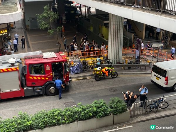 灣仔天橋驚險一幕😱 吊船危懸半空！😨