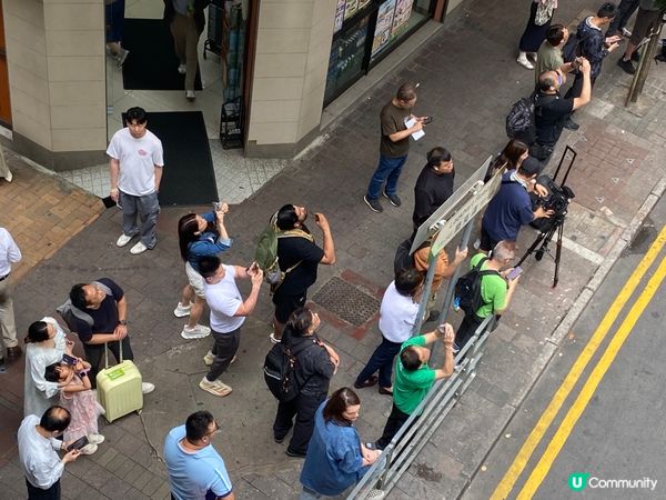 灣仔天橋驚險一幕😱 吊船危懸半空！😨