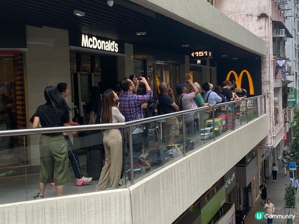 灣仔天橋驚險一幕😱 吊船危懸半空！😨