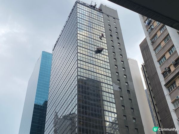 灣仔天橋驚險一幕😱 吊船危懸半空！😨