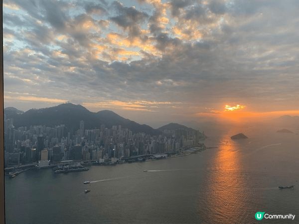 九龍站天際100所影的香港日落景色相當美麗,每天日落時間有所...