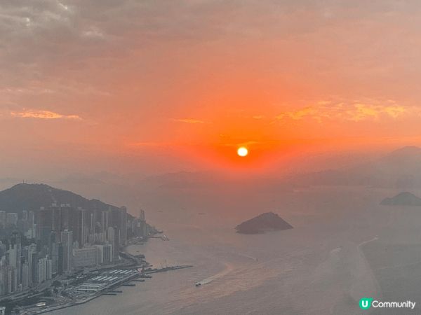 九龍站天際100所影的香港日落景色相當美麗,每天日落時間有所...