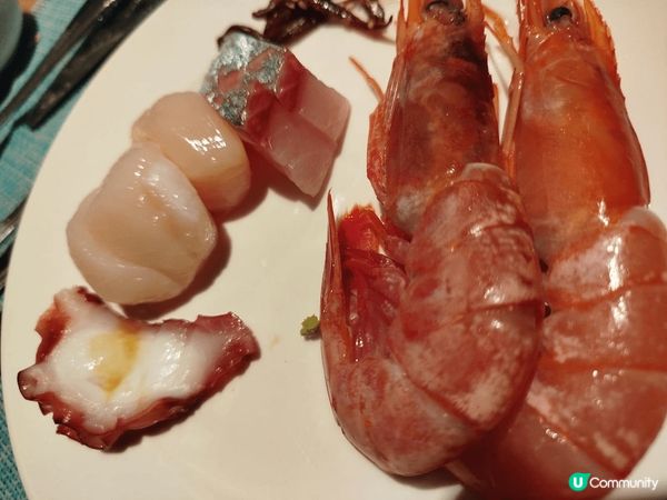 我會推介海洋公園的萬豪酒店自助餐美食, 因為質素高, 而且價...