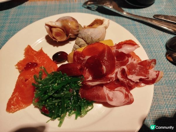 我會推介海洋公園的萬豪酒店自助餐美食, 因為質素高, 而且價...