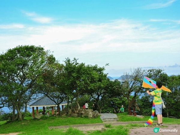 清水灣大坳門有一望無際的大草地，空曠環境是全港最佳放風箏地點...