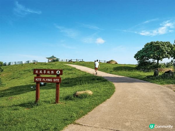 清水灣大坳門有一望無際的大草地，空曠環境是全港最佳放風箏地點...