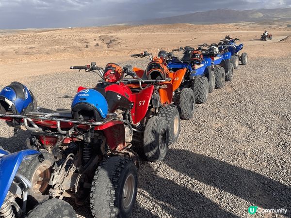 去摩洛哥喺沙漠騎駱駝、玩四驅車、睇日落、營火會真係好正，好好...