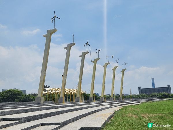 高雄之旅令人難忘，溫暖的陽光和熱情的海風讓人心曠神怡。城市裡...