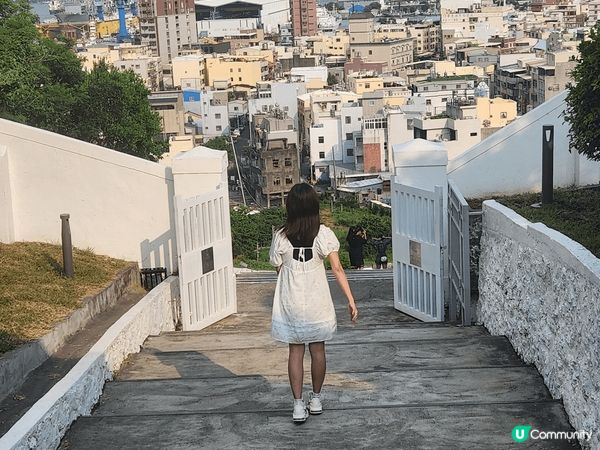 高雄之旅令人難忘，溫暖的陽光和熱情的海風讓人心曠神怡。城市裡...