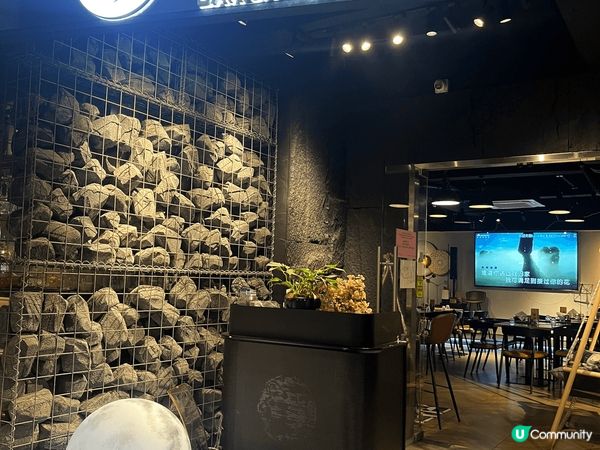 Luna Bar & Restaurant是一間結合正宗泰國...